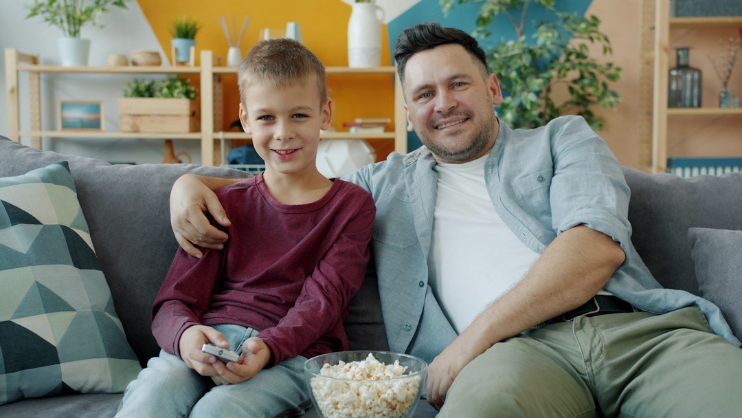 darmowy test iptv — rodzina ogląda telewizję na kanapie