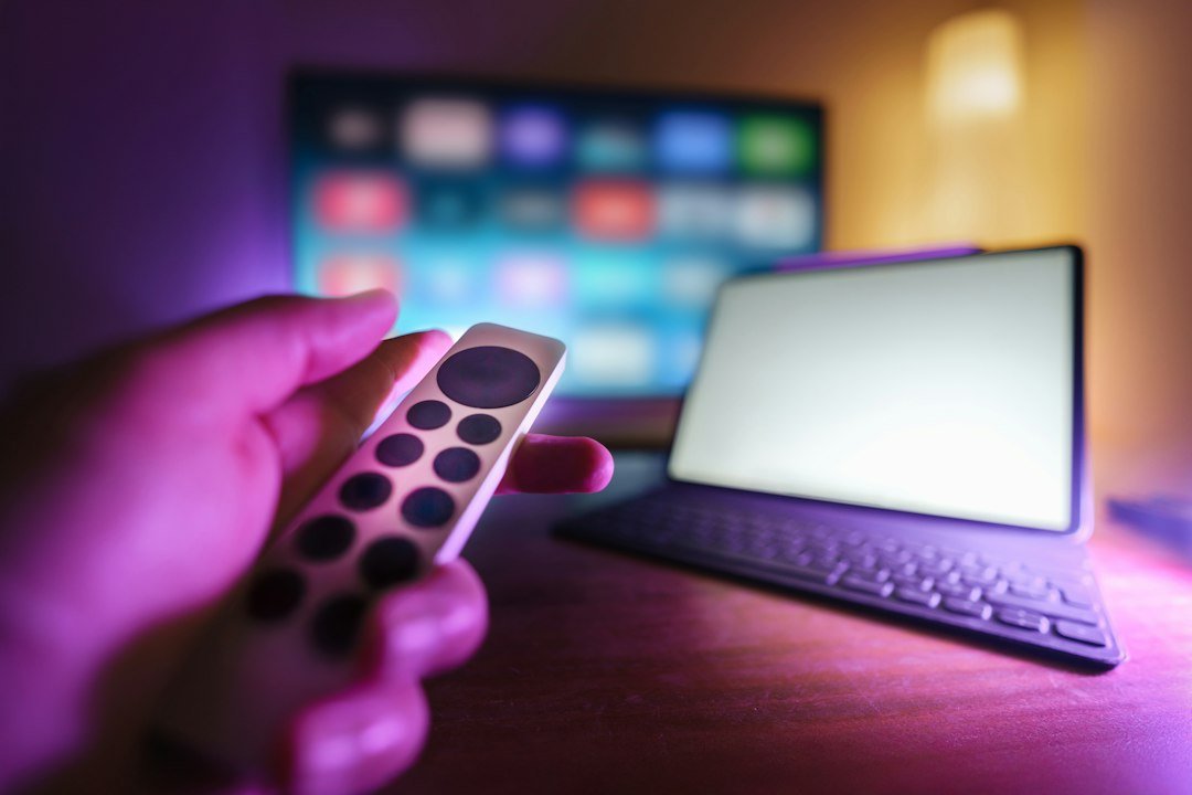 ibo player na telewizorze Smart TV w salonie