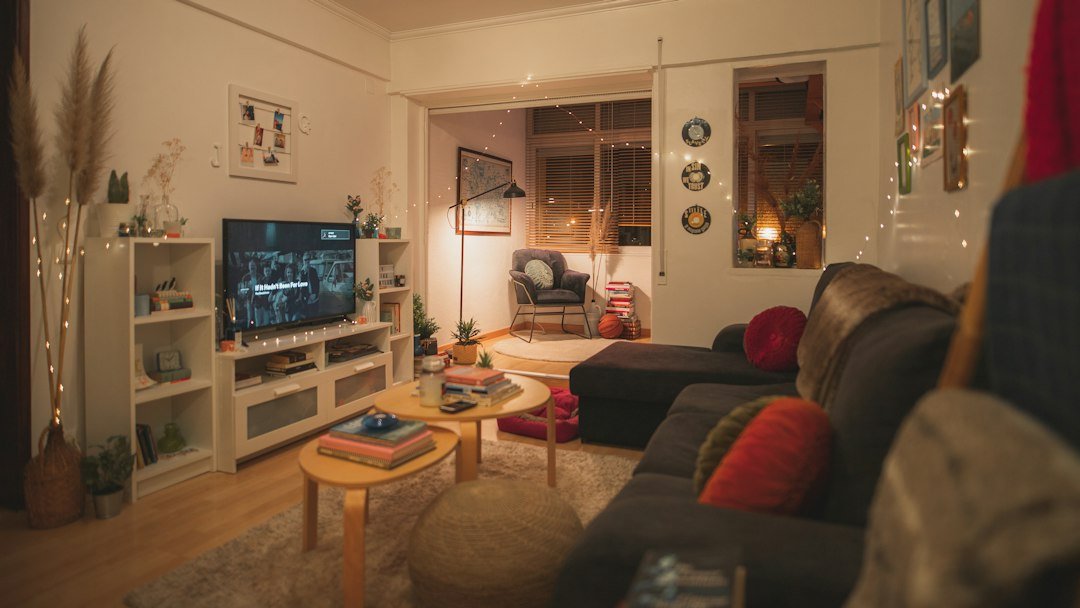 ott navigator na telewizorze z Android TV w salonie