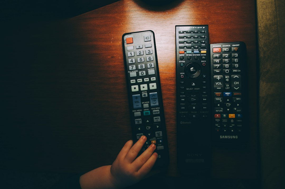 tivimate jak używać — piloty do telewizora na stole